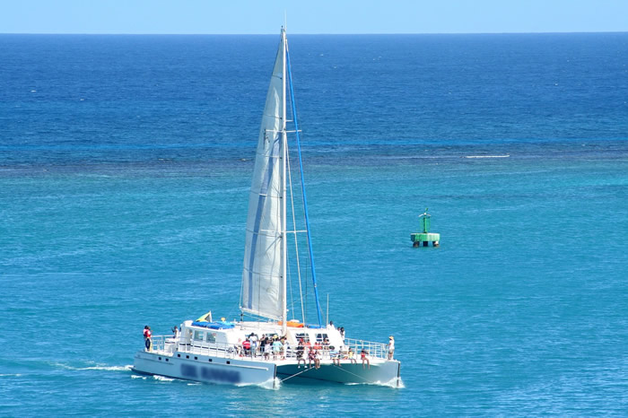 Catamaran sur l'océan à Nice